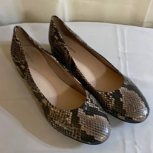 easy spirit silver dress shoes Easy Spirit Caster Women's Pump Gold Silver Dress Shoes 5.5